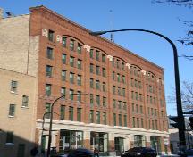 Façade principale - du sud-est de l'édifice Sterling Cloak, Winnipeg, 2007; Historic Resources Branch, Manitoba Culture, Heritage, Tourism and Sport, 2007