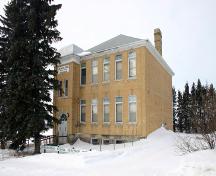 Vue de la façade principale - du nord-est de l'école regroupée Darlingford, Darlingford, 2005; Historic Resources Branch, Manitoba Culture, Heritage, Tourism and Sport, 2005