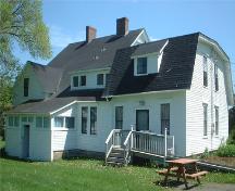 Vue de l'édifice de la cour arrière.; Province of New Brunswick, Heritage Branch