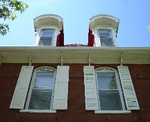 close look at the window detailing at the Weaver's House; RHI 2006