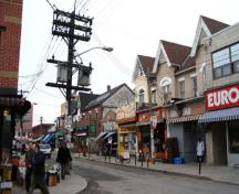 Vue générale de la rue Baldwin du lieu historique national du Canada du Kensington market, 2005.; Agence Parcs Canada / Parks Canada Agency, A. Waldron, 2005.