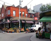 Vue générale de l'avenue Kensington du lieu historique national du Canada de Kensington market, 2004.; Agence Parcs Canada / Parks Canada Agency, Michel Pelletier, 2004.