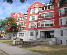 Primary elevation, from the southeast, of the Roslyn Court Apartments, Winnipeg, 2006; Historic Resources Branch, Manitoba Culture, Heritage, Tourism and Sport, 2006