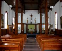 Intérieur de la nef et et de l'autel du site historique Monseigneur Taché, Ste. Geneviève, 2005; Historic Resources Branch, Manitoba Culture, Heritage and Tourism, 2005