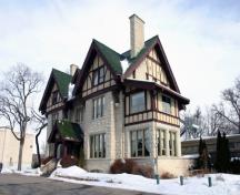 Façades principales - du sud-ouest du temple Khartum (maison J.H. Ashdown), Winnipeg, 2006; Historic Resources Branch, Manitoba Culture, Heritage and Tourism, 2006