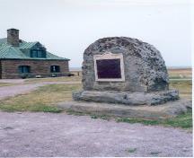Vue générale de la plaque et le cairn au lieu historique national du Canada de l’Île-de-La-Vallière, 2002.; Parks Canada Agency / Agence Parcs Canada, 2002.