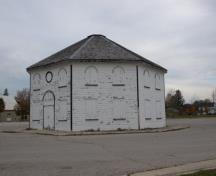 Of note are the two-bay side elevations and the three-bay entrance elevation.; Kayla Jonas, 2008.