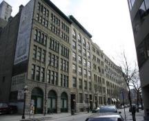 Vue d'ensemble - du sud-ouest de l'immeuble Kilgour (la seconde à gauche, entre le bâtiment McClary à gauche et le magasin Ashdown à droite), Winnipeg, 2007; Historic Resources Branch, Manitoba Culture, Heritage and Tourism, 2007