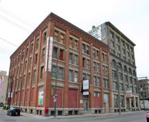 Façades principales - du sud-est de l'entrepôt Frost et Wood, Winnipeg, 2006; Historic Resources Branch, Manitoba Culture, Heritage and Tourism, 2006