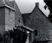 Vue générale du Presbytère-de-la-Mission-de-Caughnawaga et ses annexes, 1966.; Parks Canada Agency / Agence Parcs Canada, 1966.