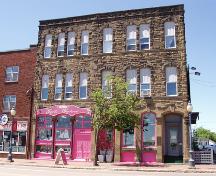 L’édifice de la Banque de Montréal contient actuellement un occupant commercial à long terme au rez-de-chaussée ainsi que des appartements aux étages supérieurs.; Moncton Museum