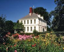 Vue générale d'Acacia Grove / maison Prescott, qui montre les grands jardins et vergers au centre desquels se trouve la maison.; Parks Canada Agency / Agence Parcs Canada.