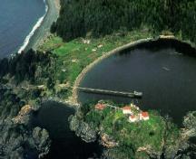 Vue aérienne de la région du village Yuquot.; Parks Canada/Parcs Canada, 1997