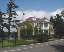 Vue générale de la maison de Salaberry, montrant l’entrée principale située sur un imposant portique et un balcon à pignons à l’étage supérieur, 2002.; Agence Parcs Canada / Parks Canada Agency, 2002.