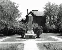 Vue générale du monument et de la plaque au site de la bataille de Seven Oaks, 1965.; Agence Parcs Canada / Parks Canada Agency, 1965.