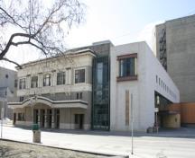 Vue d'ensemble - du nord-ouest du théâtre Pantages Playhouse, avec l'addition moderne visible sur la droite, Winnipeg, 2007; Historic Resources Branch, Manitoba Culture, Heritage, Tourism and Sport, 2007