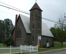 Vue de la façade avant de l'église anglicane Holy Trinity à Hartland, N-B; Doris E. Kennedy