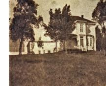 Image du domaine vue vers l'ouest de la rue Main, prise vers 1900. Le manoir surplombe sur le village de Surrey.; Village of Hillsborough, William Henry Steeves House Museum archives