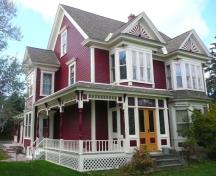 Cette image montre la façade avant de la maison.; Village of Hillsborough