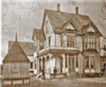 À l'exception de la disparition du gazebo et de la modernisation intérieure, peu d'éléments de la maison ont changé depuis 1900, année à laquelle cette photo fut prise.; Village of Hillsborough, William Henry Steeves House Museum archives