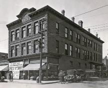 L'édifice était conçu comme espace commercial et comme un espace pour des bureaux. L’extérieur de l'édifice n’a pas beaucoup changé comme l’illustre cette photographie de 1921 prise par le propriétaire, L. H. Higgins. ; Moncton Museum