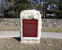 Vue générale du cairn érigé par la Commission des lieux et monuments historiques du Canada (CLMHC) pour commémorer le site de la Batterie-de-Vrooman.; Parks Canada Agency / Agence Parc Canada