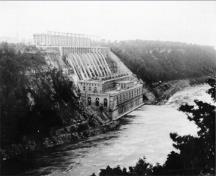 Vue générale de la centrale hydroélectrique Sir-Adam Beck-No. 1 à l'aménagement hydroélectrique de Queenston-Chippawa, 1998.; Parks Canada Agnecy / Agence Parcs Canada, 1998.