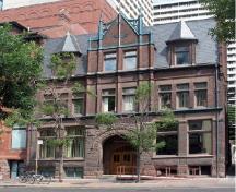 Vue générale du St. George's Hall (Arts and Letters Club), montrant la façade avant, 2005.; Agence Parcs Canada / Parks Canada Agency, D. Hamelin, 2005.