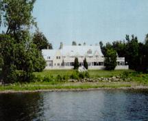 Rear view of D.F. Angus house in the Senneville Historic District National Historic Site of Canada, 2001.; Agence Parcs Canada / Parks Canada Agency, M. Pelletier, 2001.