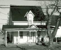 Vue frontale de la maison McConnell, montrant la véranda sur toute la longueur de la façade avant, 1984.; CIHB, Parks Canada Agency, 1984 / IBHC, Agence Parcs Canada, 1984