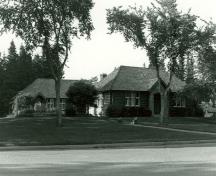 Vue générale du centre d’interprétation, qui montre la façade principale, 1984.; Parks Canada Agency / Agence Parcs Canada, 1984.