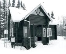 Photo prise de l'extérieur; (Guy Masson, Parks Canada, Prairie Regional Office, Winnipeg, 1984.)