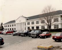 Vue des casernes Vimy (B6), qui montre le portique en saillie et l’entrée en retrait, 1993.; Ministère de la Défense nationale / Department of National Defence, 1993.