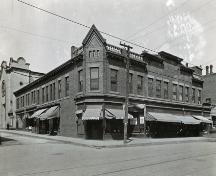Datant de 1921, cette photographie prise par le propriétaire Lester H. Higgins nous fait voir l’un des premiers locataires, Harold G. Cole Tobacco.  Ce commerce deviendra Keating’s Tobacco en 1930 et il existe encore aujourd’hui.; Moncton Museum