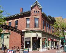 Cette photographie datant de 2004 du bloc Victoria révèle la viabilité continue du bâtiment en tant que commerce de détail et propriété résidentielle. Keating's Tobacco occupe encore son emplacement prédominant au coin de la rue.; Moncton Museum