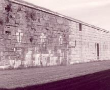 General view of the Counterscarp Gallery, showing the cut granite framed vertical musketry loopholes, the vertical musketry loopholes with a one-piece flat lintel and the cut-granite quoins, 1995.; Agence Parcs Canada / Parks Canada Agency, Rhona Goodspeed, 1995.