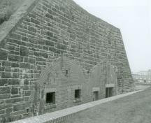 General view of a building façade.; Agence Parcs Canada/ Parks Canada Agency, Rhona Goodspeed.