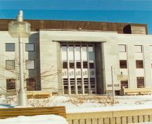 View de l'entrée principale de l’édifice fédéral de Sherbrooke, où l'on peut apercevoir les accents d’inspiration Art Déco, comme les couronnements, les retours arrondis à l’entrée et les auvents cannelés, 1995.; Public Works and Government Services Canada / Travaux publics et Services gouvernementaux Canada, 1995.