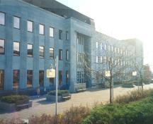 Vue de l'édifice fédéral de Sherbrooke, où l'on peut apercevoir la longue façade aux proportions monumentales, 1995.; Public Works and Government Services Canada / Travaux publics et Services gouvernementaux Canada, 1995.