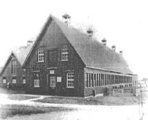 Vue historique des façades nord et ouest de l'Édifice de l'exposition permanente du porc, no 91 après les ajouts en 1934-36.; Library and Archives Canada / Bibliothèque et Archives Canada