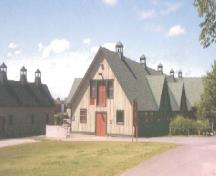 Vue des façades nord et est de l'Édifice de l'exposition permanente du porc, no 91, 1995.; Agence Parcs Canada / Parks Canada Agency, Cosimo Zacconi, 1995.