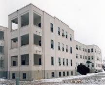Vue de l'extérieur de bâtiment 23, qui montre le plan symétrique classique et les éléments de style Art déco et Art moderne, dont les lignes pures et les revêtements de finition en stuc peint en blanc, 1994.; Department of National Defence / Ministère de la Défense nationale, 1994.