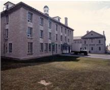 Vue de l’ancienne prison des femmes, qui montre la construction en maçonnerie, 1988.; Travaux publics Canada / Public Works Canada, 1988.