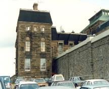 Vue de la façade latérale du Bureau de l’administration, qui montre l’agencement et le traitement des fenêtres, 1990.; Correctional Service of Canada / Service correctionnel du Canada, 1990.