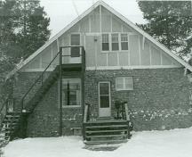 General view of the Jackman Residence, showing the gable roof, 1988.; Jasper National Park of Canada / Parc national du Canada Jasper, Zd Gregor, 1988.