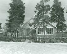 Rear view of the Jackman Residence, showing the walls, clad with fieldstone up to eave level, 1988.; Jasper National Park of Canada / Parc national du Canada Jasper, Zd Gregor, 1988.