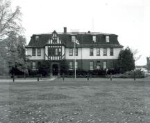 Exterior photo; (Kate MacFarlane, Architectural History Branch, Heritage Railway Stations Division, 1987.)