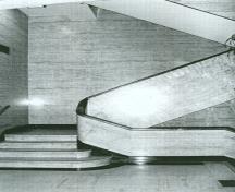 Vue d'escalier de l'édifice de la Santé et du Bien-être social, qui montre les éléments intérieurs qui restent, 1990.; Parks Canada Agency / Agence Parcs Canada, M. Trépanier, 1990.