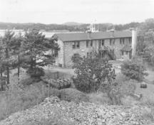 Vue en angle de la Frégate en pierre, bâtiment D38.; National Archives of Canada / Archives nationales du Canada, PA-176355.