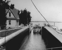 Vue de l'extérieur de la logette 3, qui montre les lignes architecturales de cette petite cabane en bois inspirée du style néo-Queen Anne, comme la forme complexe du toit pentu, 1911.; Library and Archives Canada / Biblothèque et archives Canada, PA-85627, 1911.